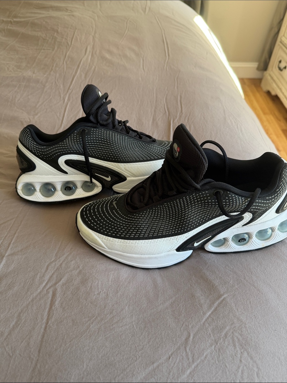 Nike Men's Black and White air max DN